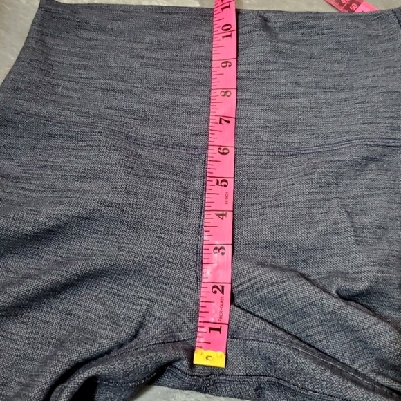 Lululemon Align Pant II 24". High Rise. Nulu. Grey Patterns. Crop. Size 6. - Picture 9 of 12